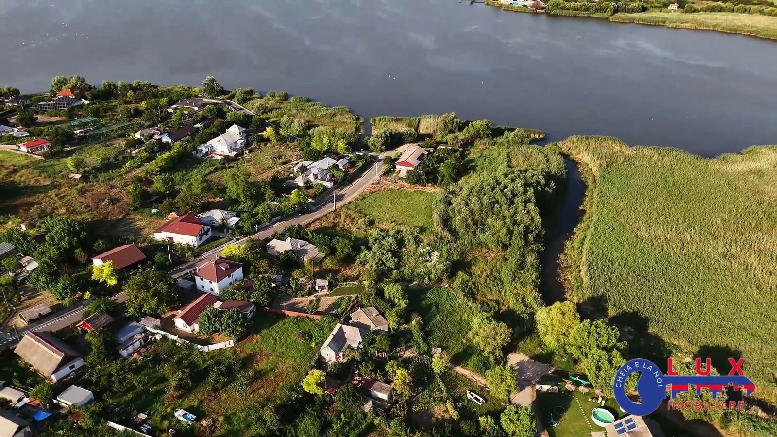Vedere aeriană asupra caselor și canalelor din Murighiol, în Delta Dunării
